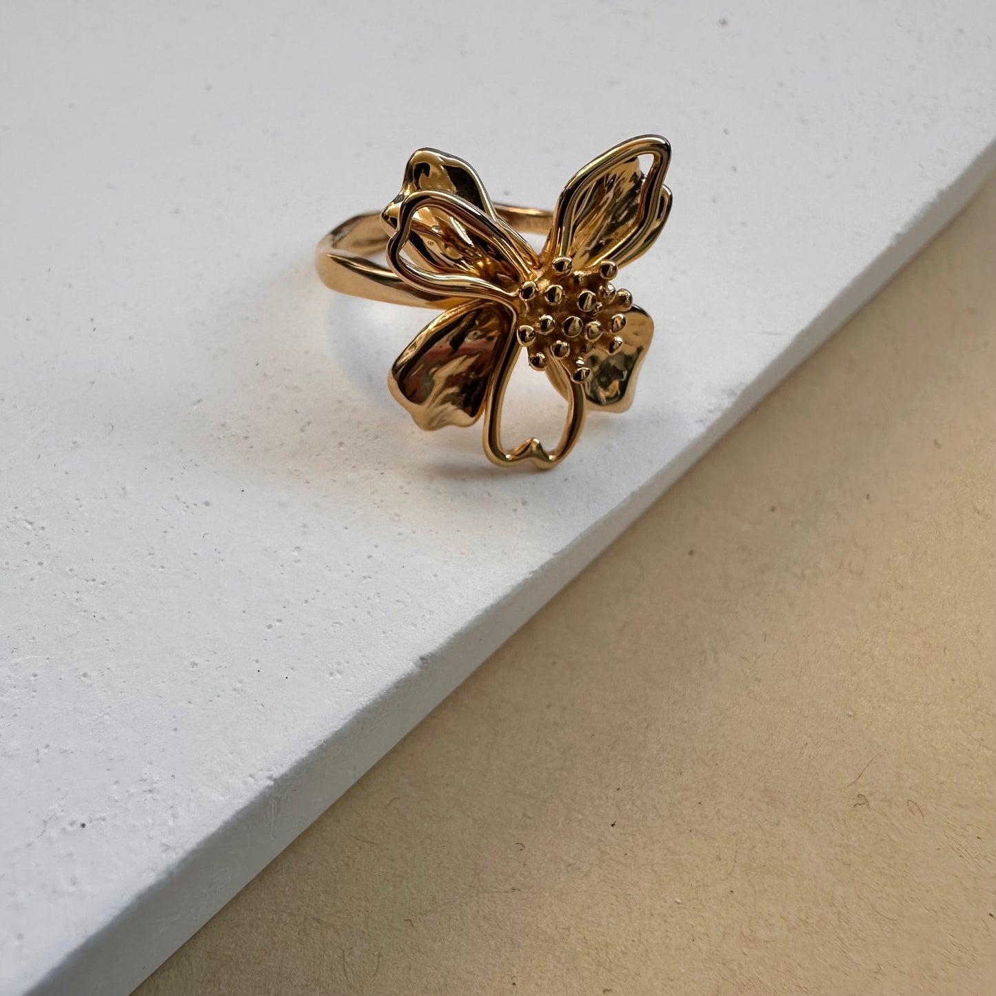 bague avec avec une fleur ajustable en acier inoxydable