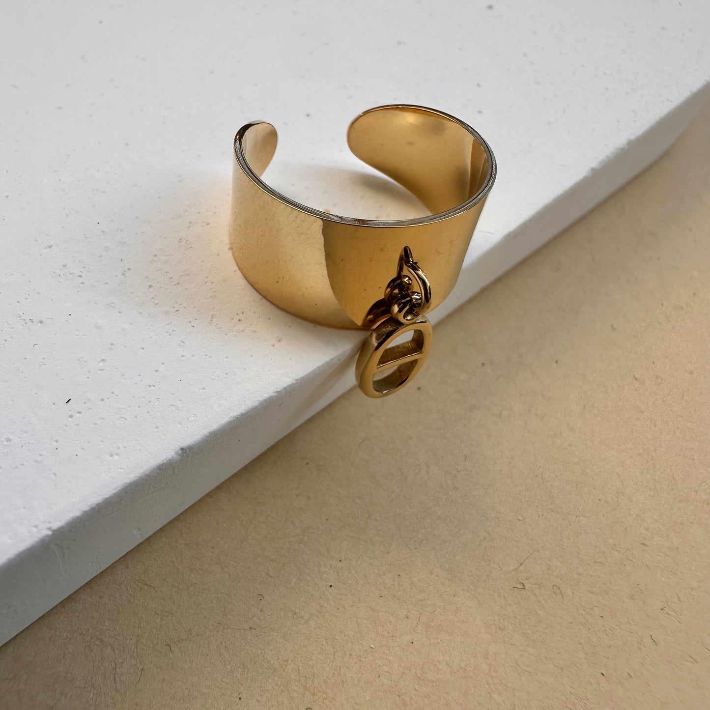 bague_avec_breloque_dore en acier lisse