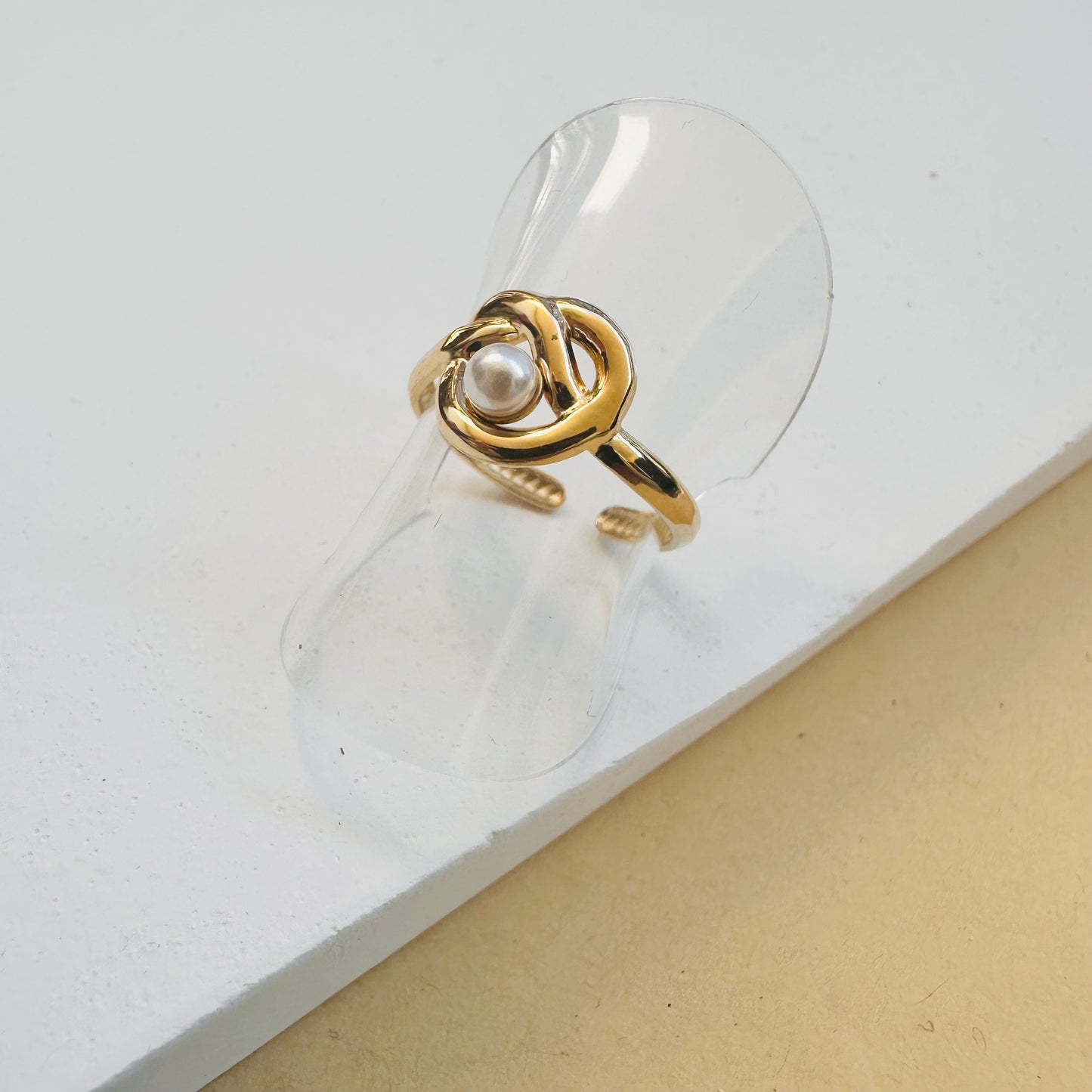 bague_avec_noeud_avec_pierre_blanche_au_centre