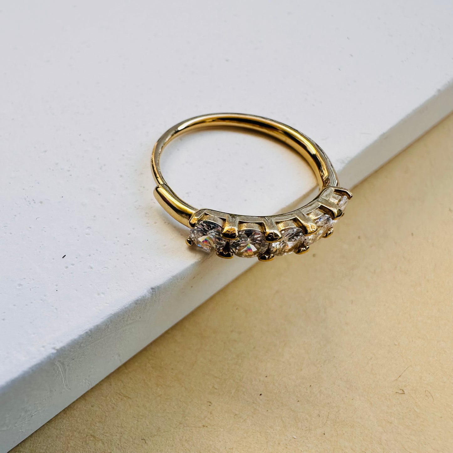 bague doré avec stass style anneau