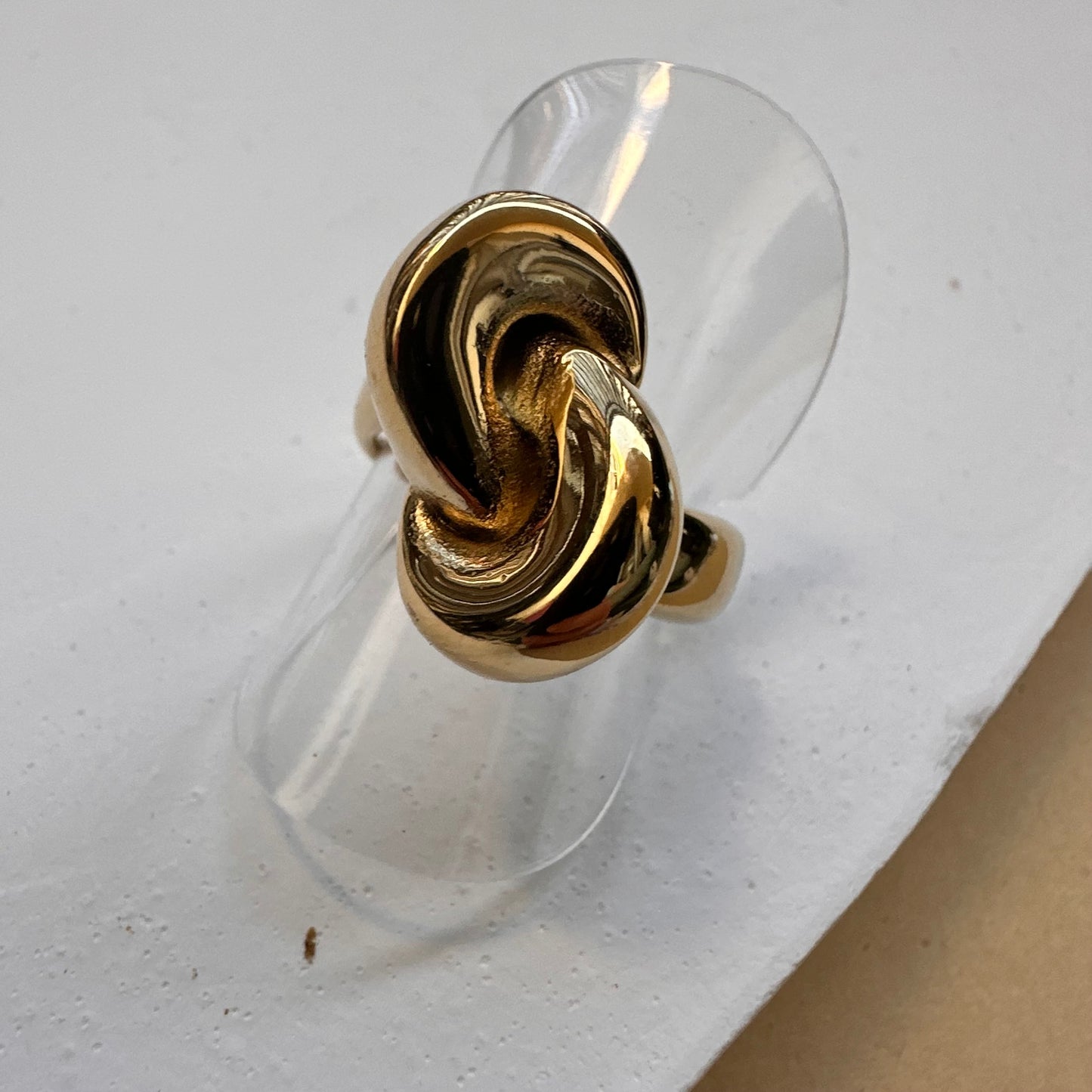 bague en acier avec un noeud