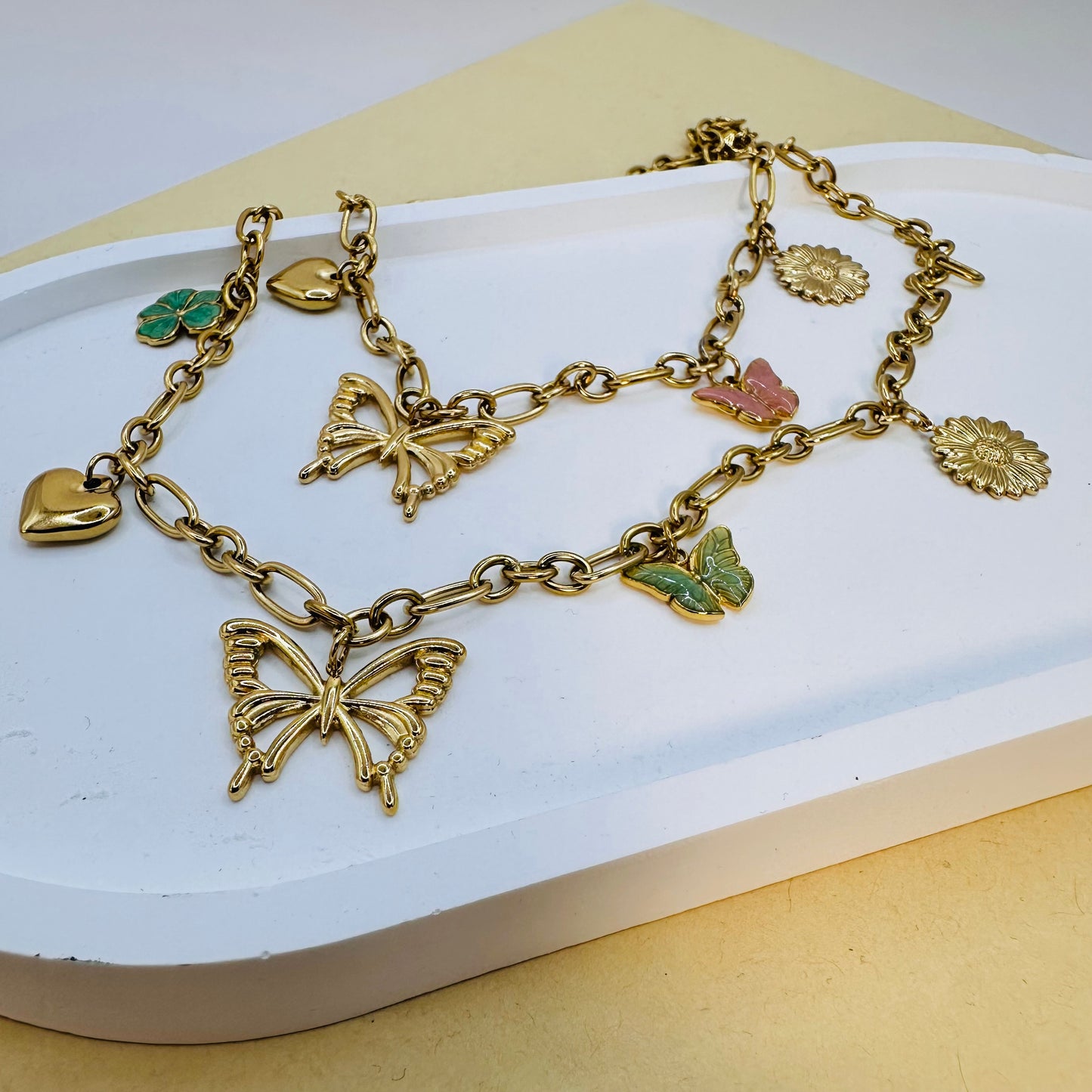 collier avec breloques papillon fleurs et coeur