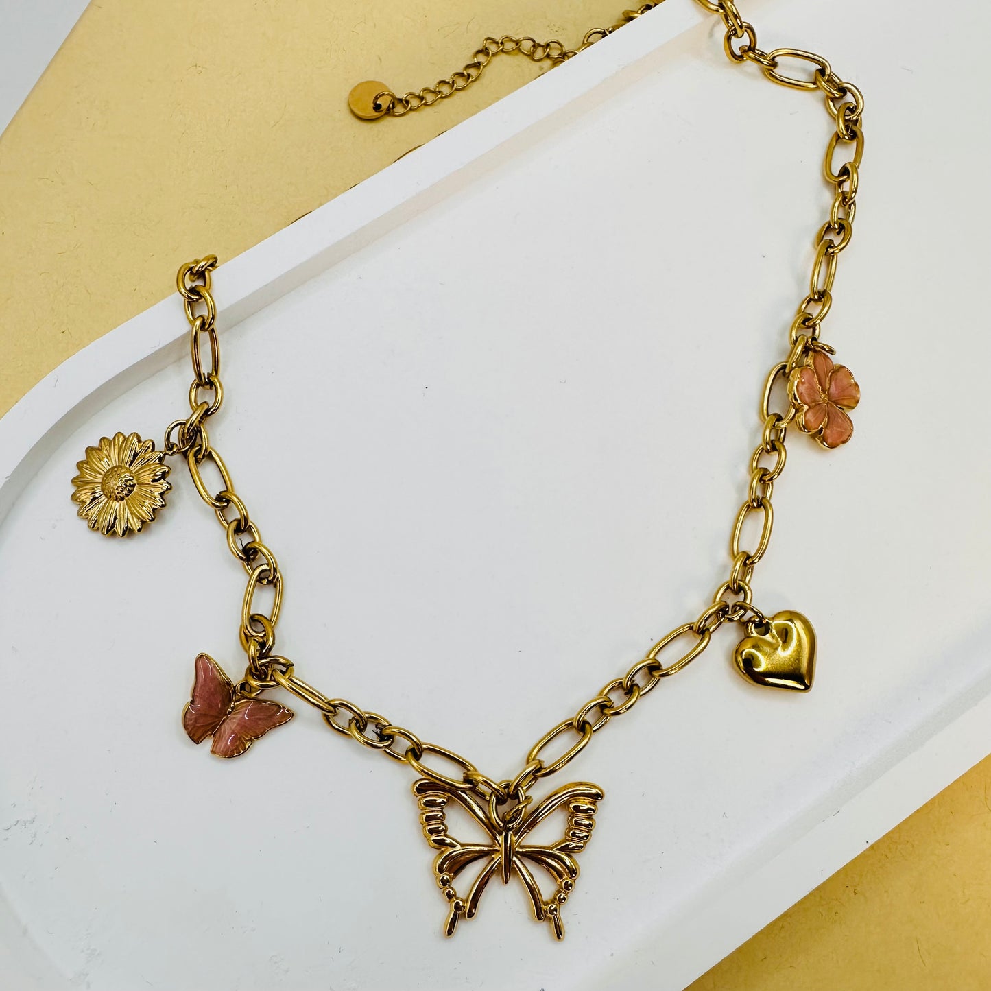 collier breloques papillon avec emaille orange