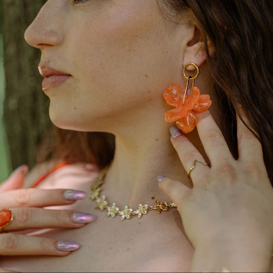 Boucle d’oreille orange et collier a fleurs