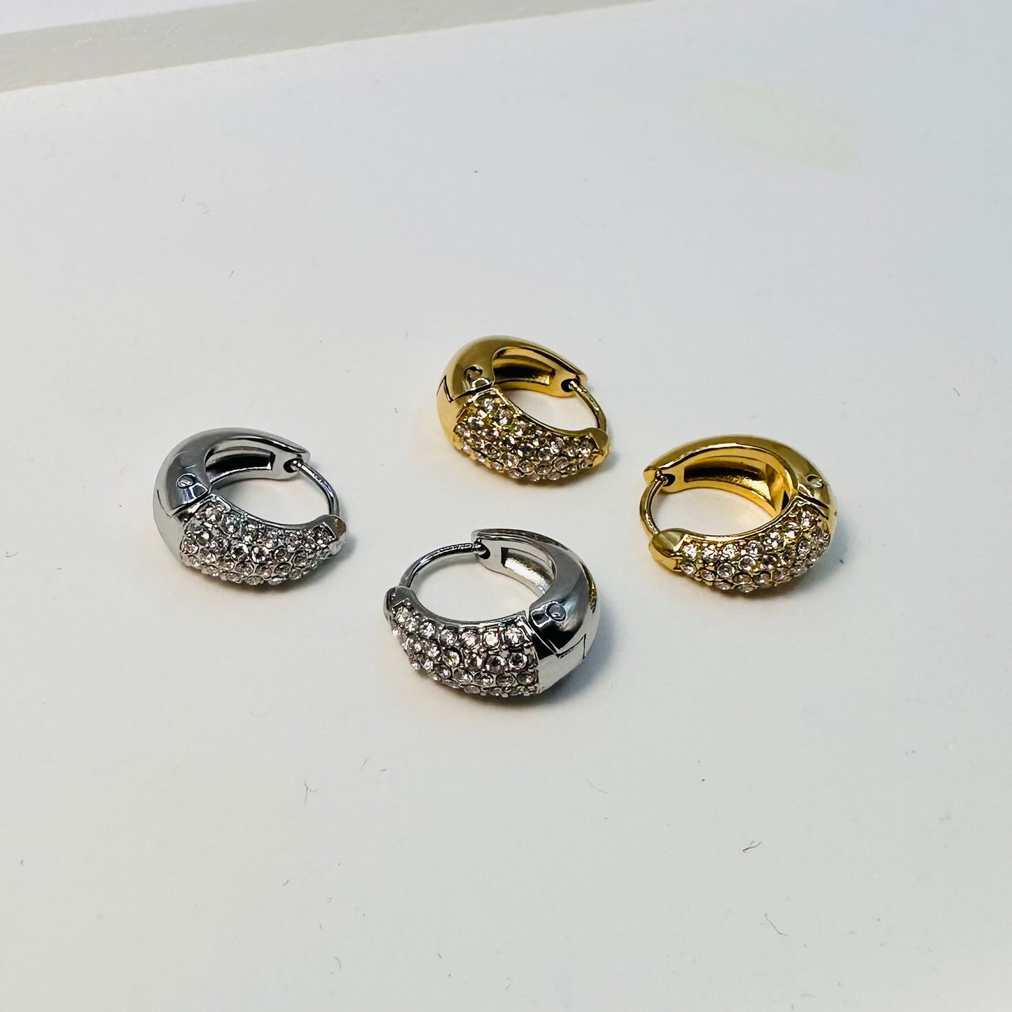 petite creole en acier avec zircon a porte seule ou en accumulation avec d'autres boucles doreilles