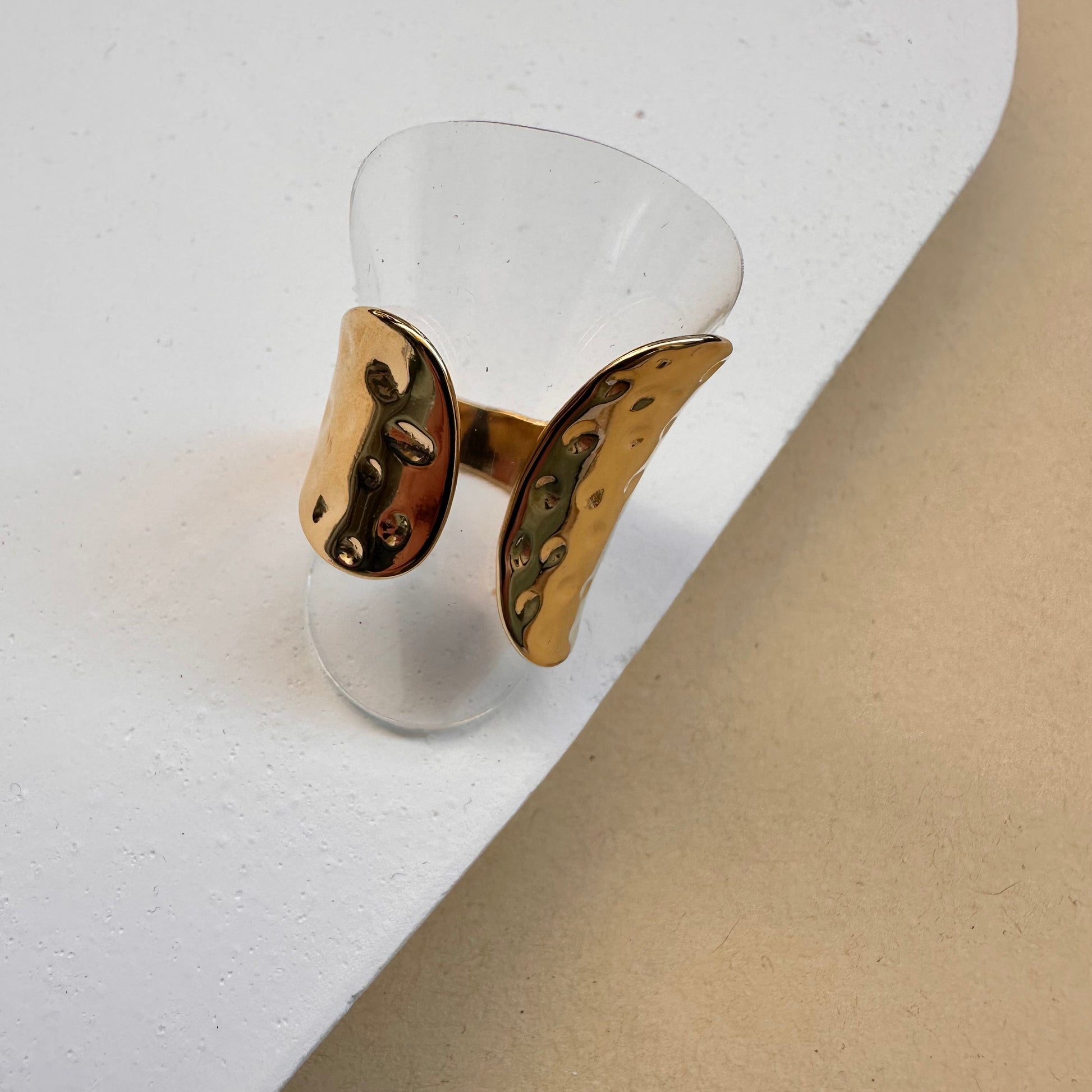 Bague en acier martelé ouverte sur le devant