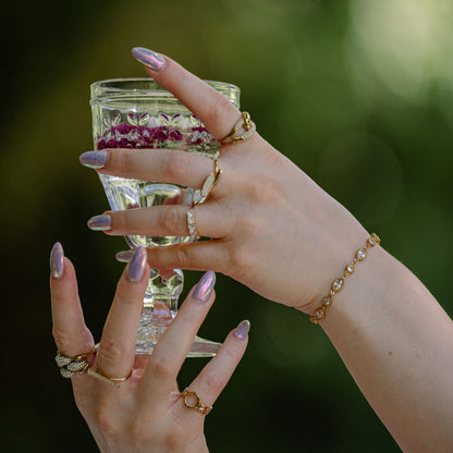BAGUE EN ACIER ET ZIRCON AVEC DEUX BARRES QUI SE CROISENT 