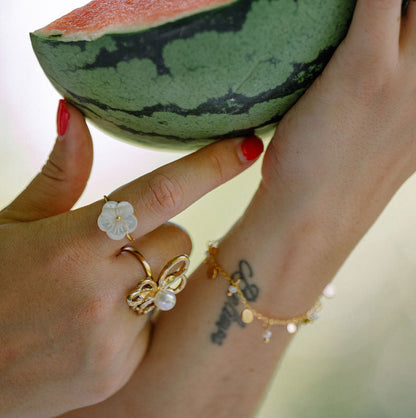 BAGUE_EN_FORME_DE_FLEUR_AVEC_PIERRE_BLANCHE