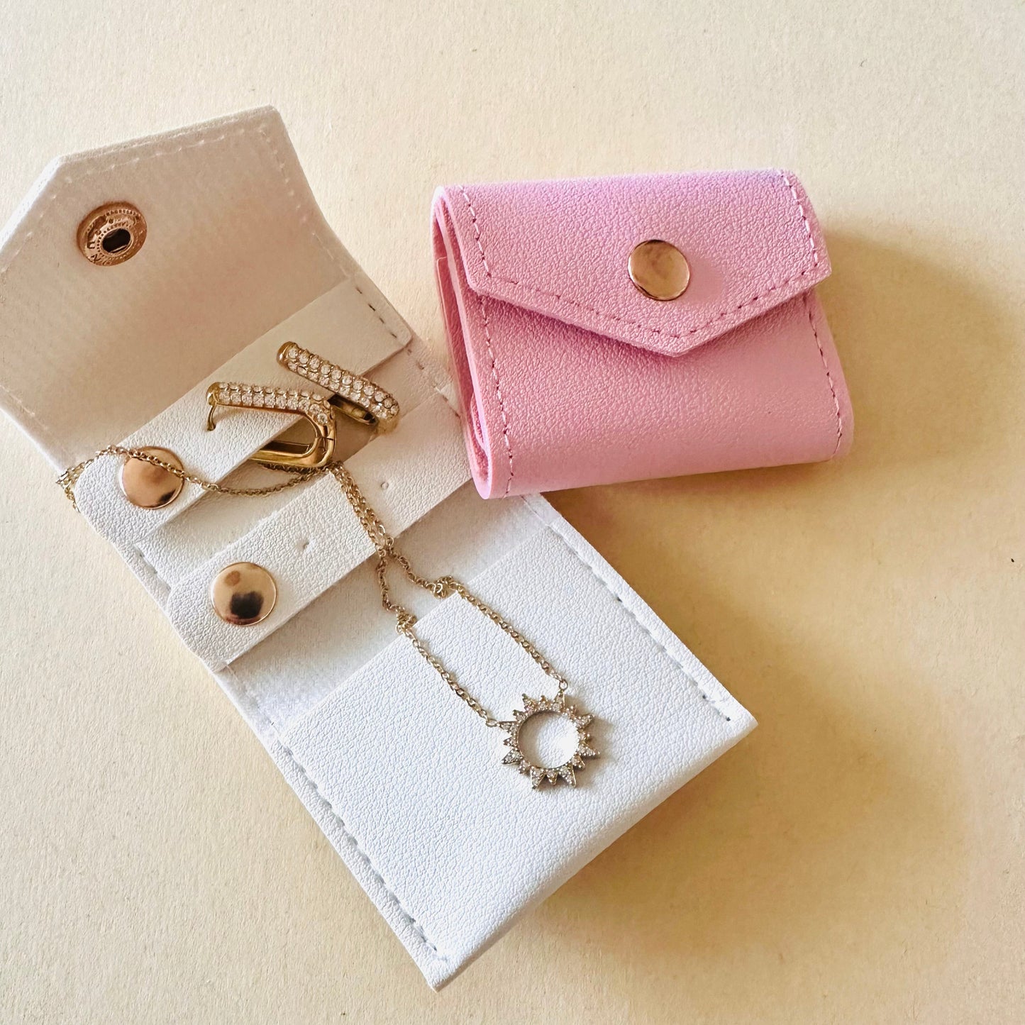 Petite pochette a bijoux a glisser dans le sac pour transporter vos bijoux préférer 