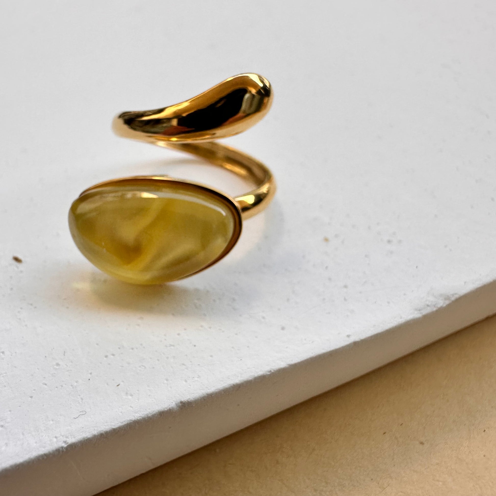 bague coloré avec pierre jaune