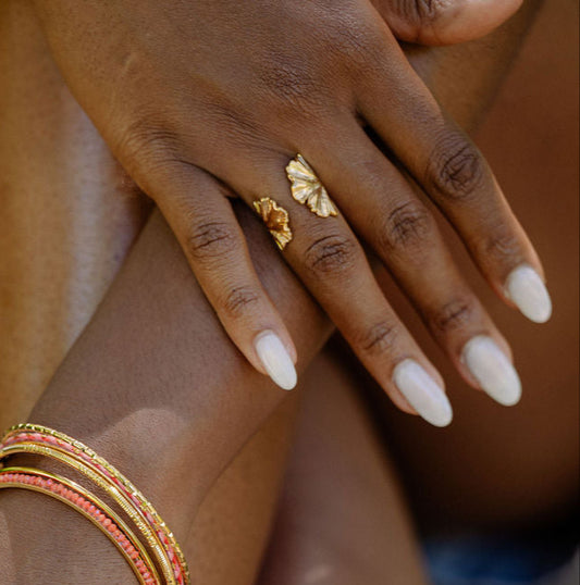 bague en feuille de ginko ouverte sur le devant en acier inoxydable