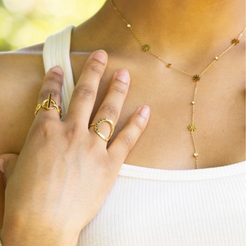collier y femme avec des fleurs