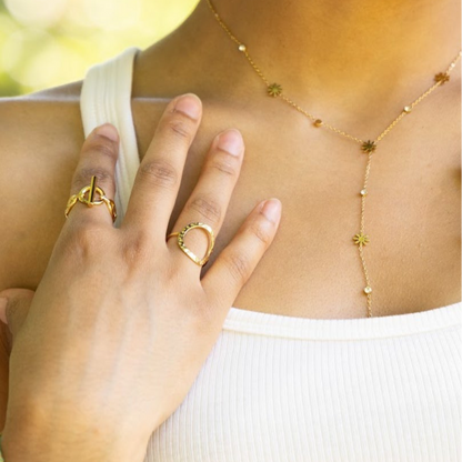 collier y femme avec des fleurs