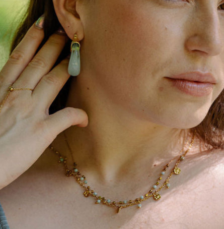 collier double perle bleu et boucle oreilles en résine bleu